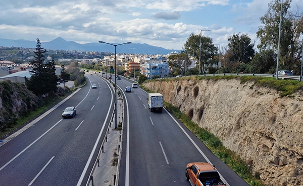 Nueva autopista cerca del aeropuerto de Heraklion (Creta) con dos carriles por sentido