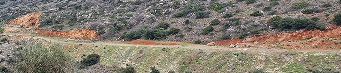 Carretera de montaña sin asfaltar entre pueblos de Creta