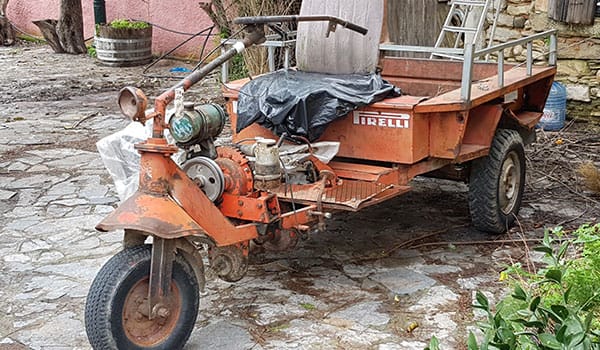 Vehículo agrícola tradicional aparcado en un pueblo de Creta