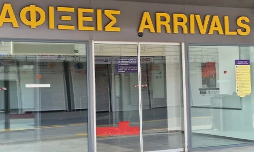 Entrada de la sala de llegadas del aeropuerto de Heraclión en Creta