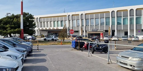 Vista del edificio de la terminal del aeropuerto de Heraklion desde la zona de aparcamiento Iniochos en Creta