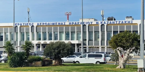Edificio principal de la terminal del aeropuerto de Heraklion en Creta